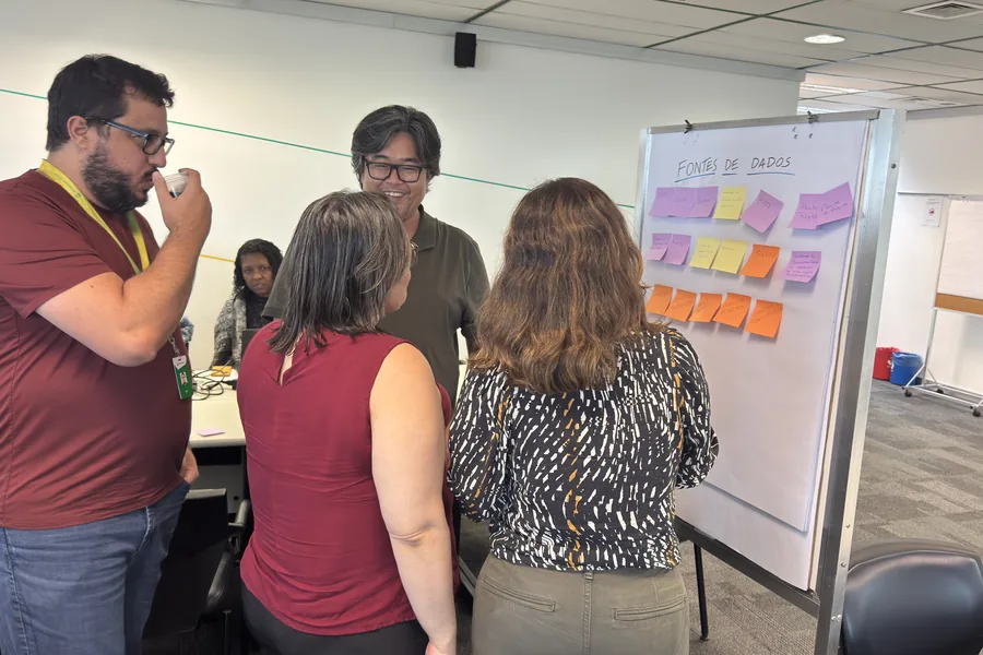 Turma completa de um programa de capacitação em dados e IA