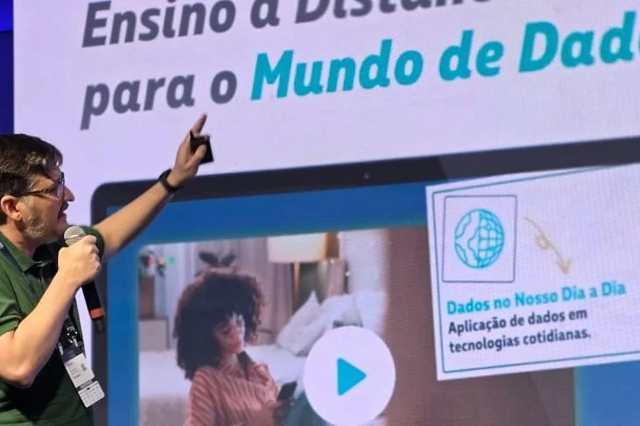Aislan Greca palestrando no AI&Data Leaders, apontando para um slide