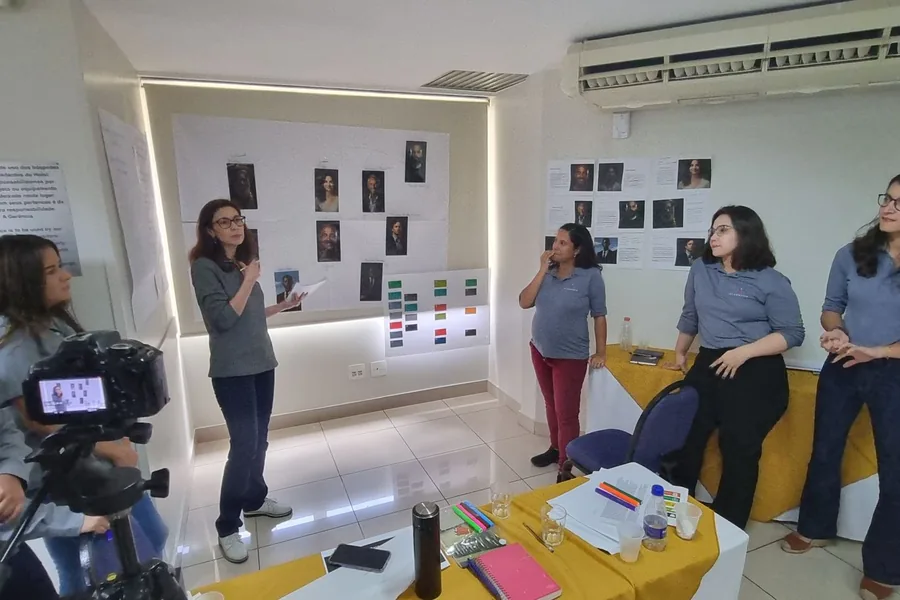 Equipe num workshop montando um mapa de personas na parede