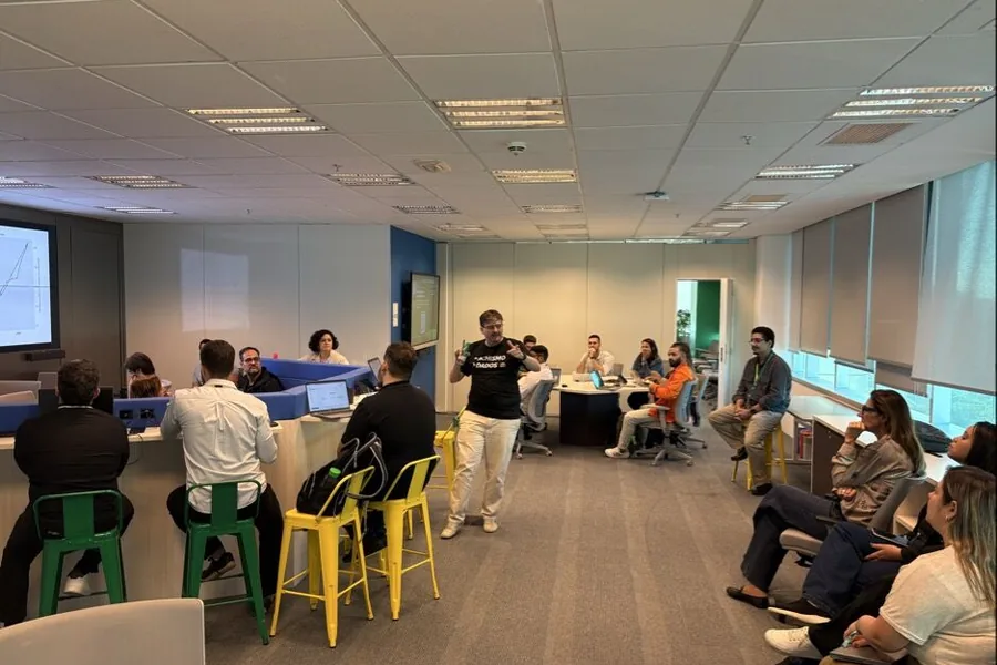 Aislan Greca apresentando para uma equipe numa sala de inovação