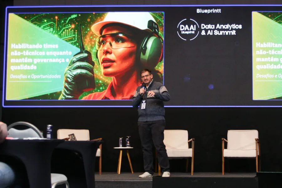 Aislan Greca no palco do Data Analytics e AI Summit
