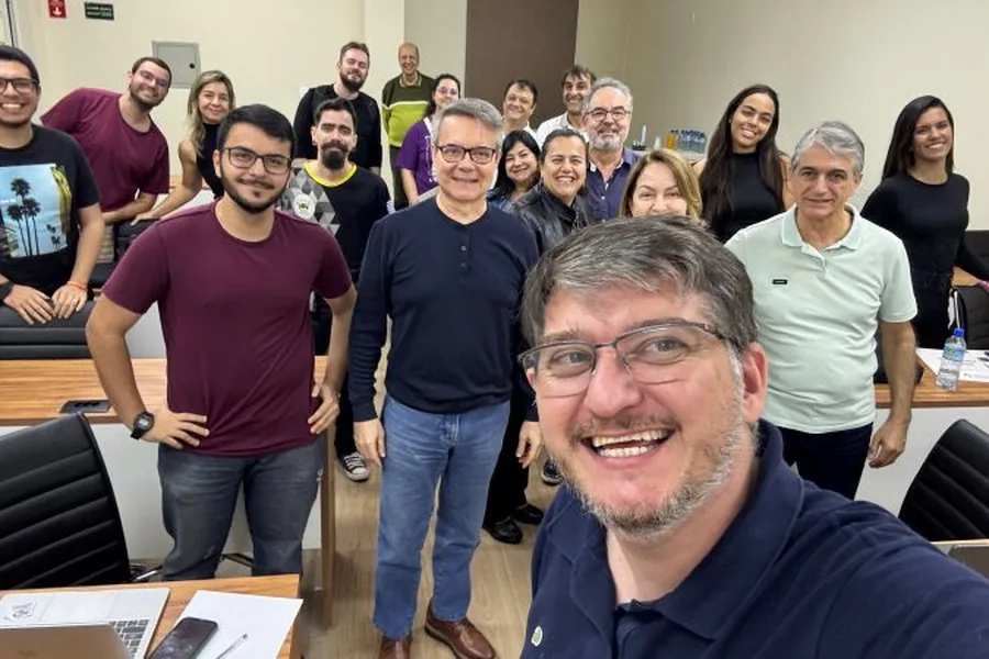 Aislan Greca com uma turma ao final de uma capacitação
